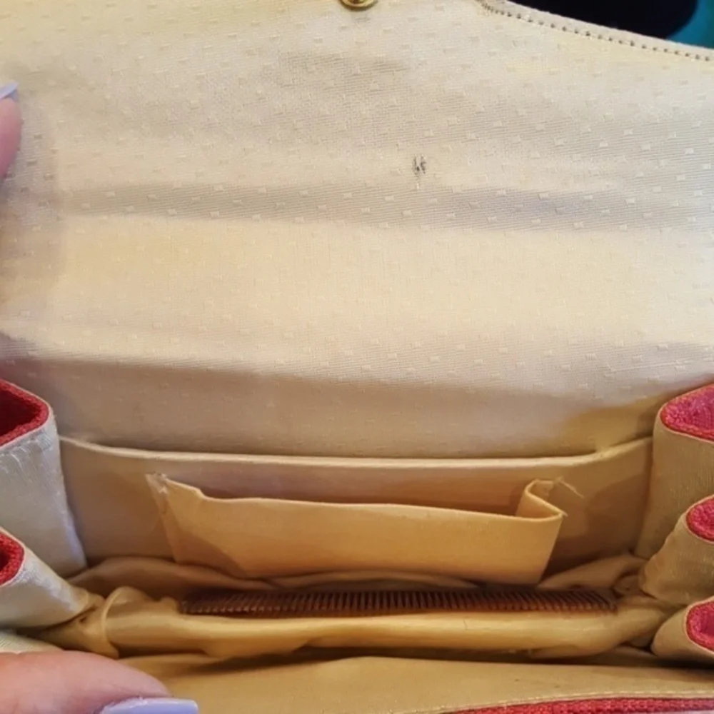 VINTAGE RED WOVEN CLUTCH WITH COMB‎